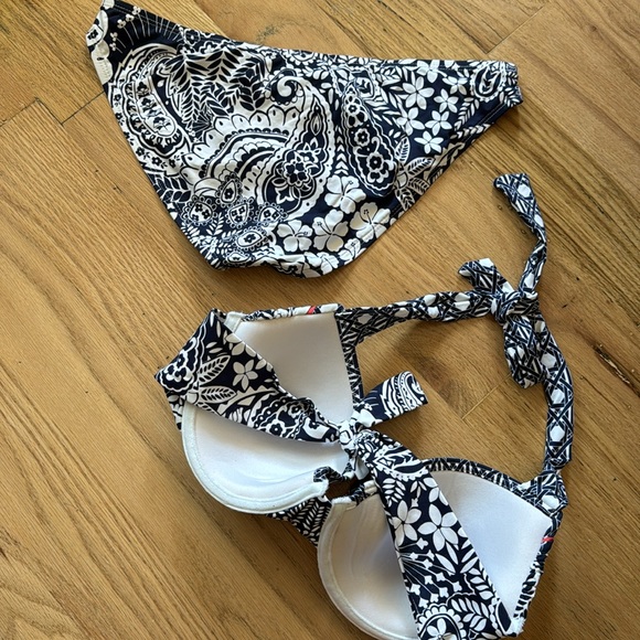 TOMMY BAHAMA set new without tags. - Picture 4 of 6